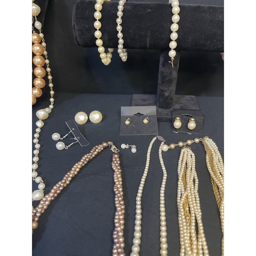 Vintage To Now Pearl Jewelry Lot Necklaces Earrings Bracelets 24 Items - Picture 6 of 11